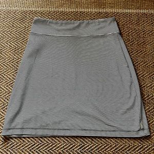 🤍Eddie Bauer Women’s Stretch Skirt Size MED black and White striped above knee